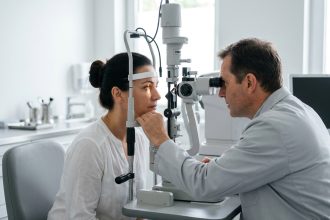 Femme consultant un ophtalmologue lors d'un examen de la vue en cabinet médical moderne